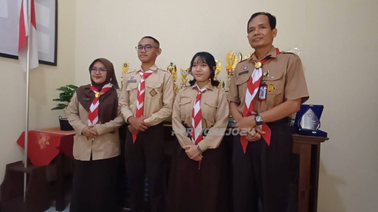Jessica Naomi Monasony, siswi kelas 9A bersama Noah Probo Caya Wardhana, siswa kelas 8A SMP Negeri 2 Purworejo, foto bersama dengan guru pembina daan kepala sekolah