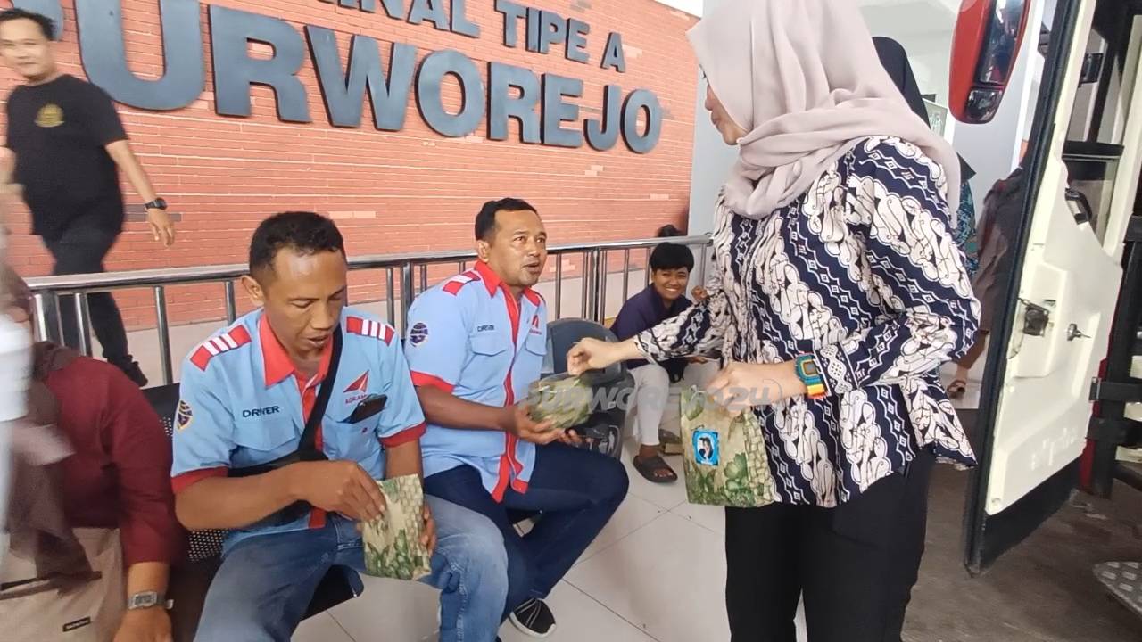 Kegiatan sosial "Kasih Fatmawati Dewi Berbagi” di Terminal Tipe A Purworejo, pada Jumat (6/2/2026)