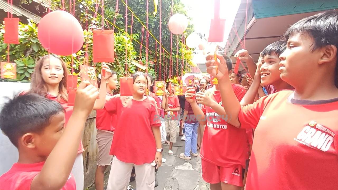 Anak anak berebut angpao