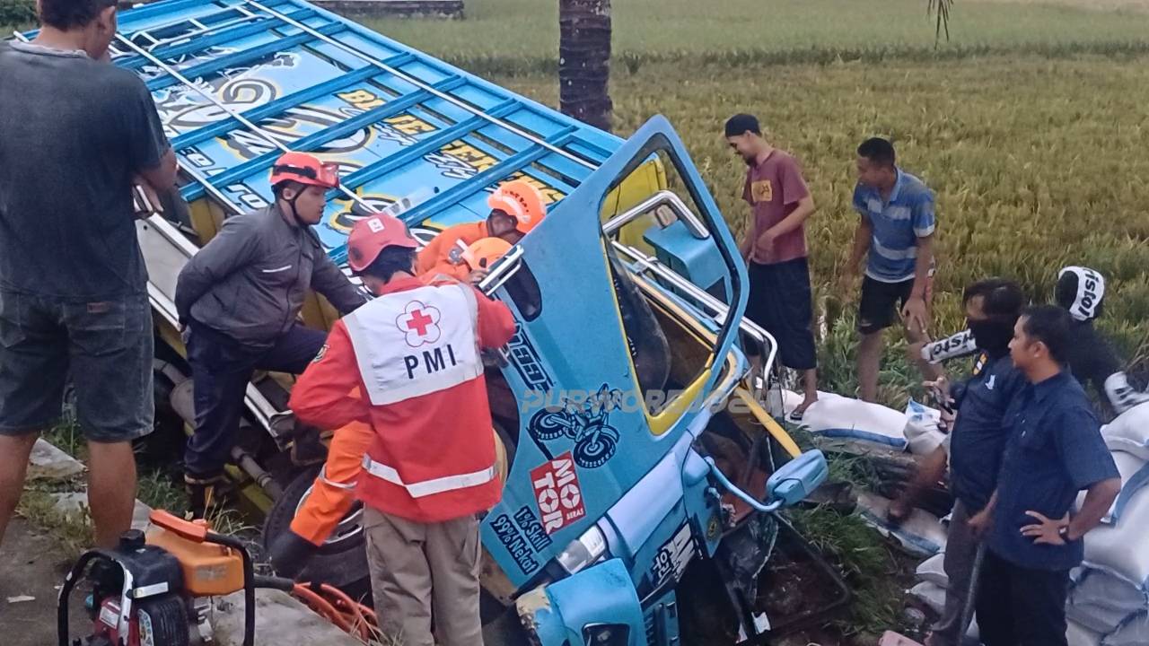 Proses evakuasi supir truk yang terjepit dalam laka tunggal di Bagelen