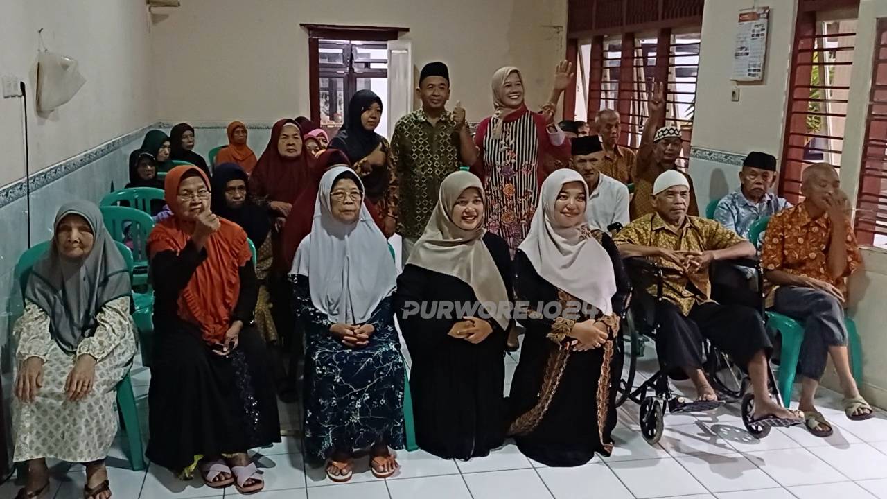Foto bersama para lansia