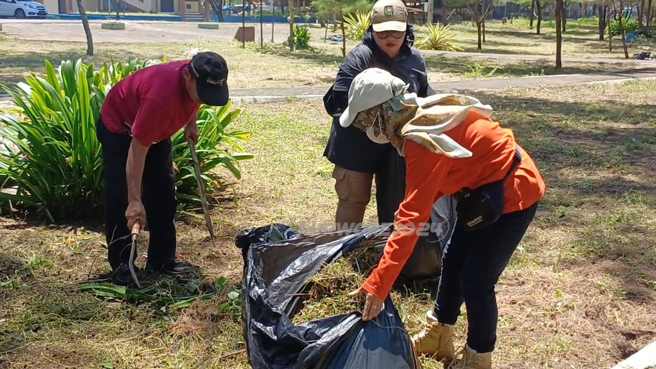 Saat kegiatan bersih bersih di pantai Dewaruci