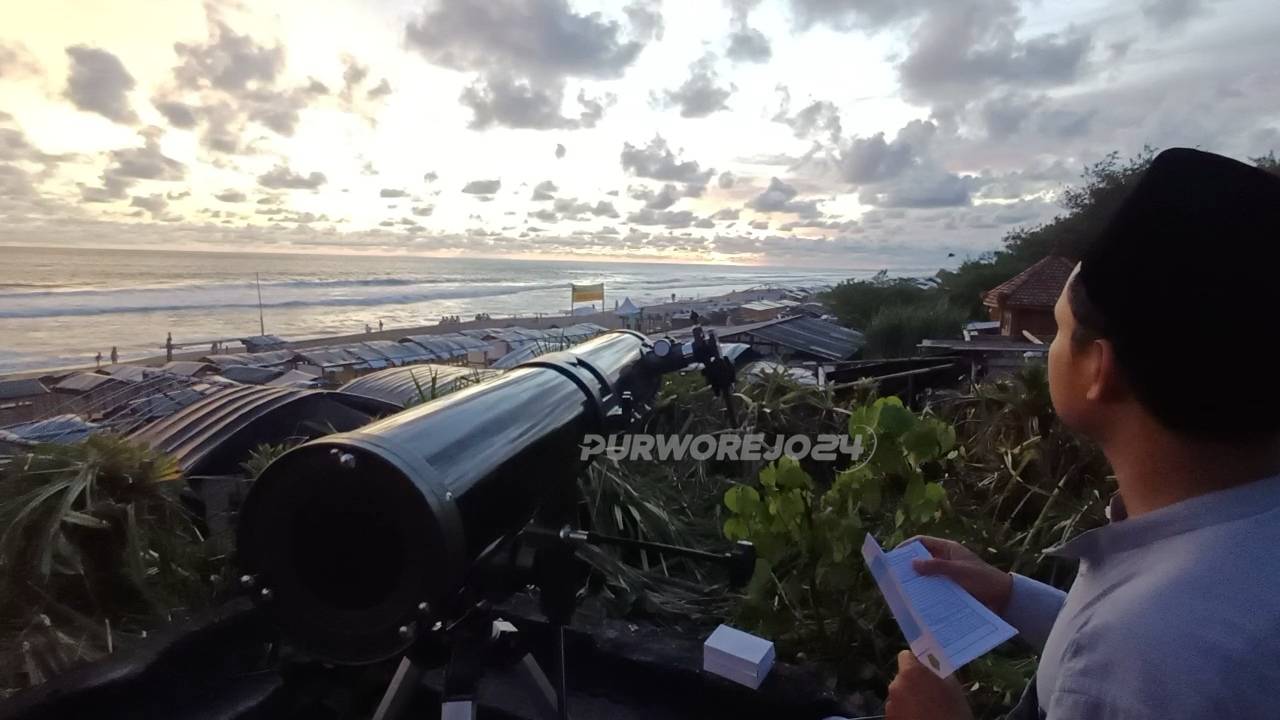 Observasi hilal penentuan 1 syawal 1447 H, di pantai Jetis, Kecamatan Grabag, Kabupaten Purworejo, pada Kamis (19/3/2026).