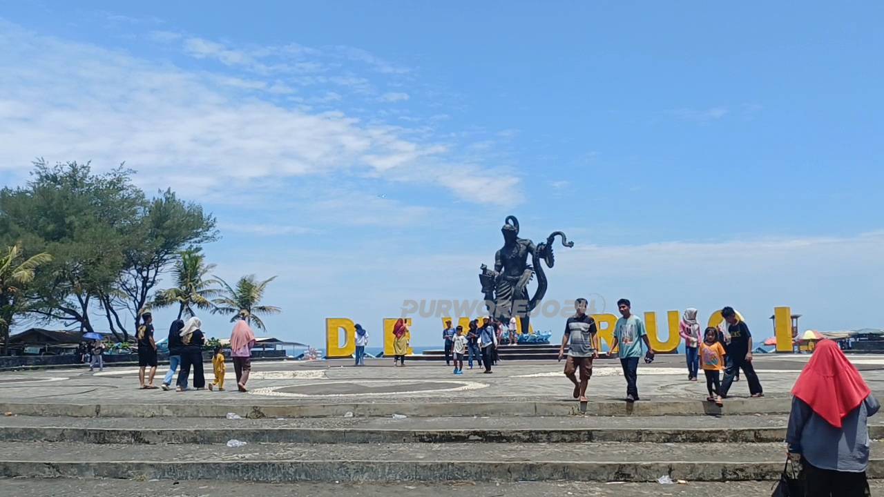 Pantai Dewaruci masih jadi primadona bagi wisatawan di musim libur lebaran