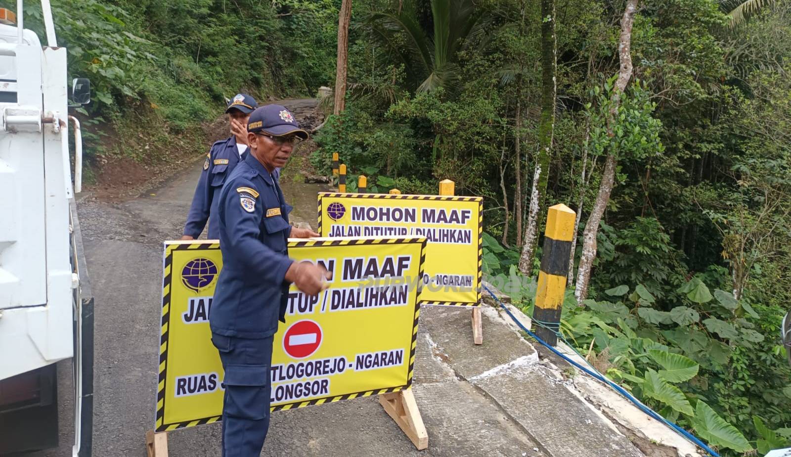 Pemasangan rambu dijalan yang amblas