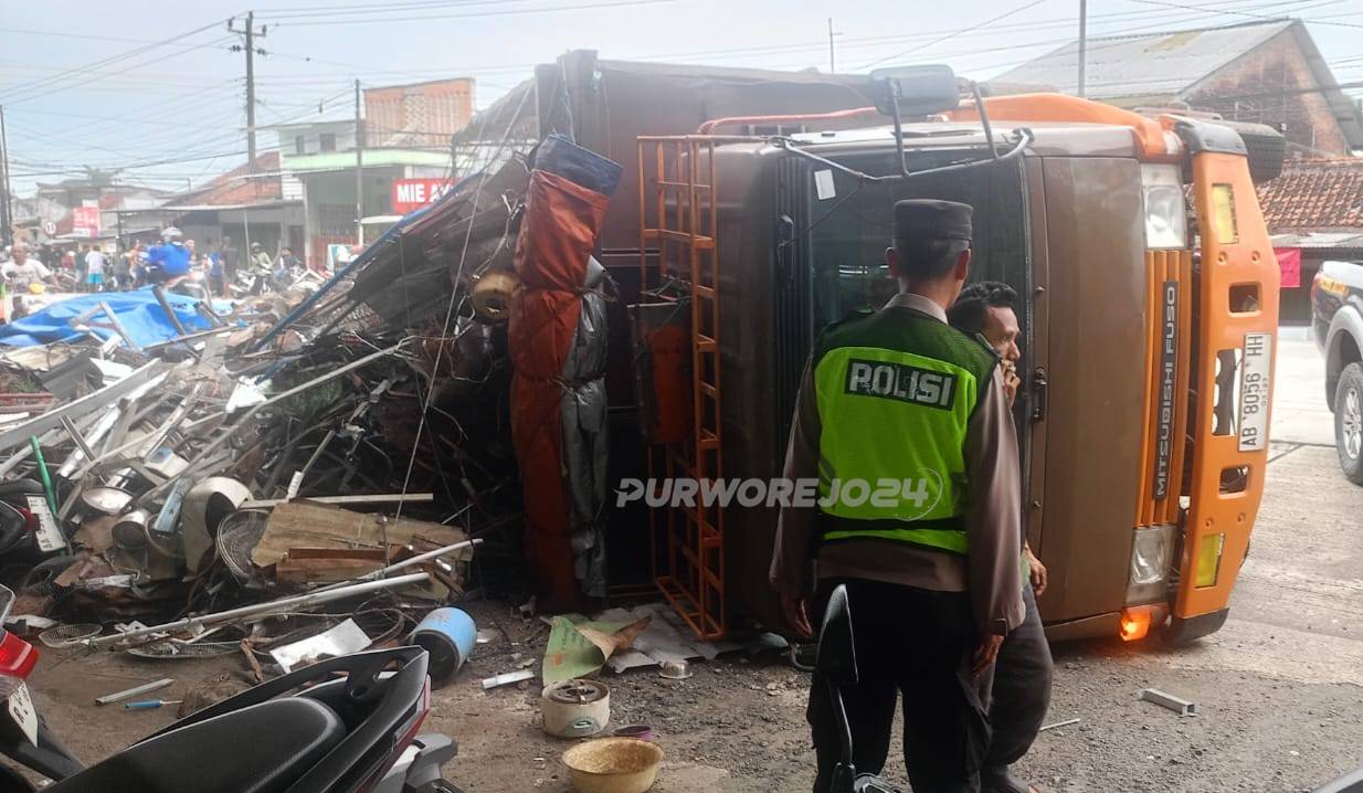 Truk fuso yang mengalamani kecalakaan di Butuh