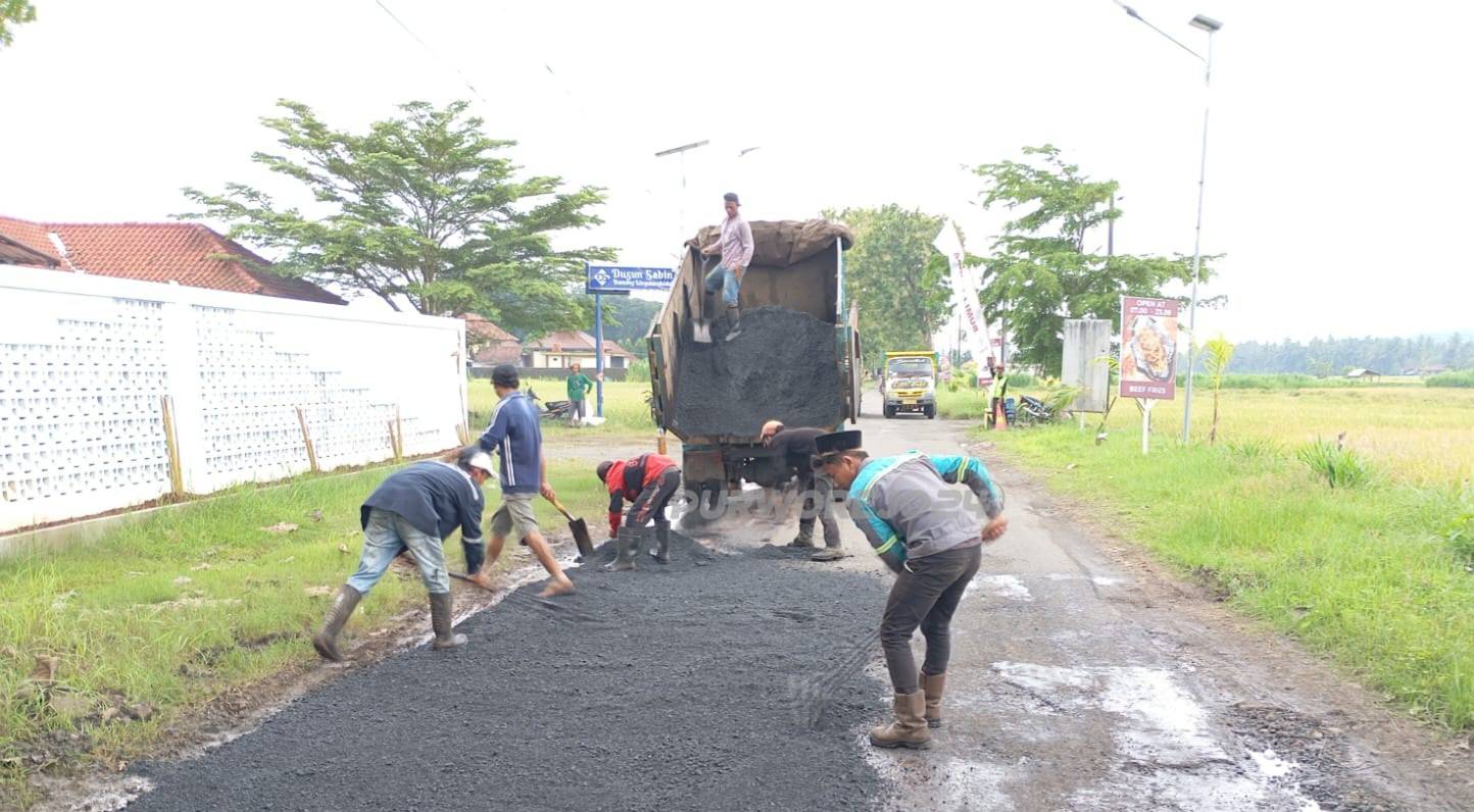 Petugas saat melaksanakan pekerjaan pemeliharaan jalan di Jalan Piruruh- Brengkol