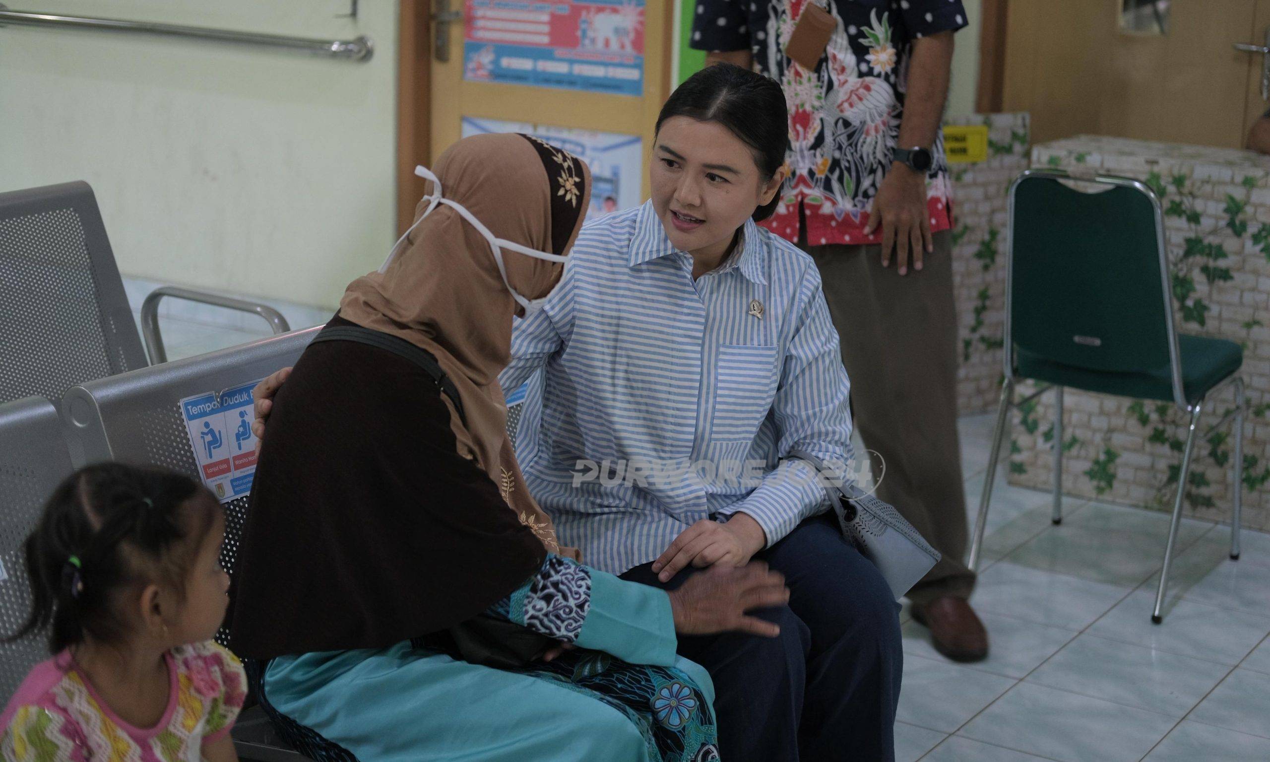 Vita Ervina saat bertemu dengan salah satu pasien