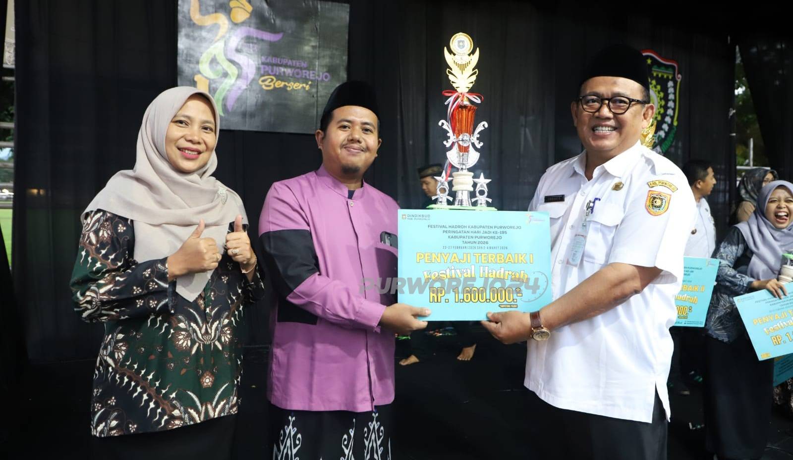 Penyerahan hadiah lomba