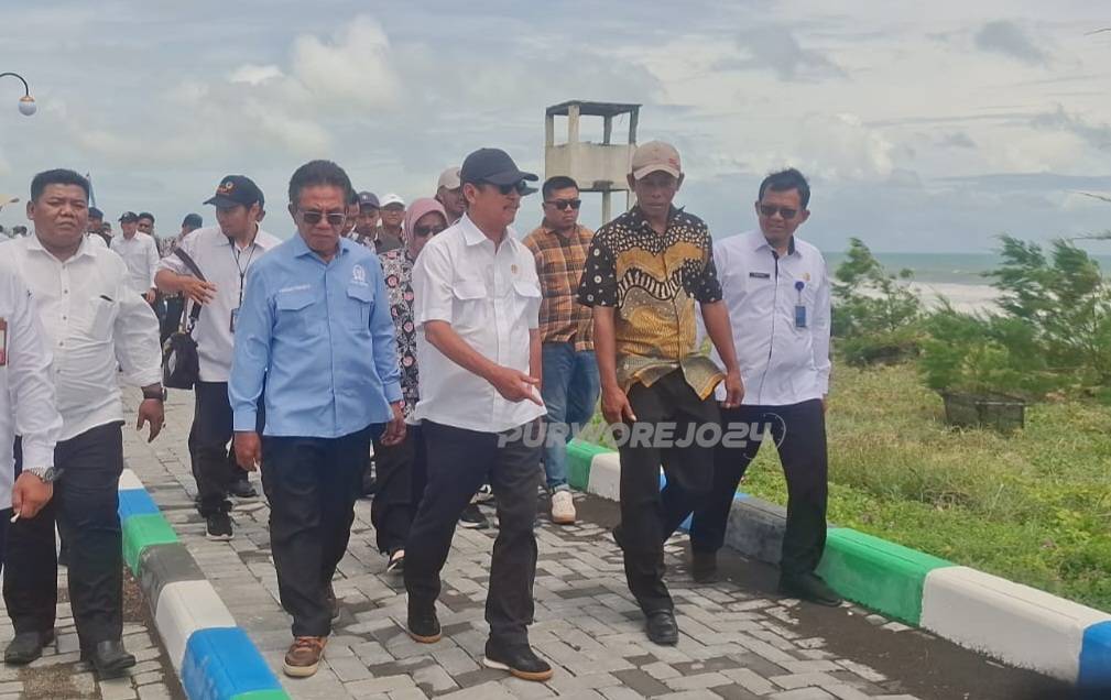 Kementriani KKP saat berkunjung di pantai Jatimalang