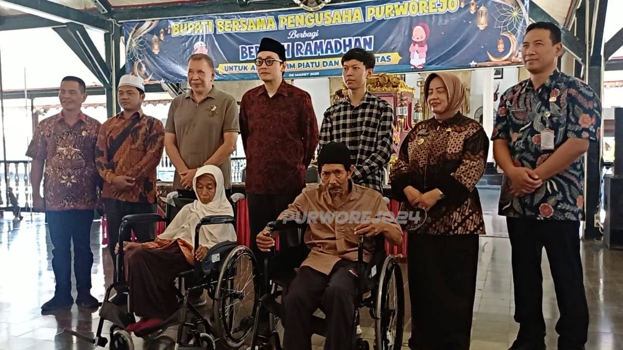 Foto bersama usai simbolis penyerahan bantuan
