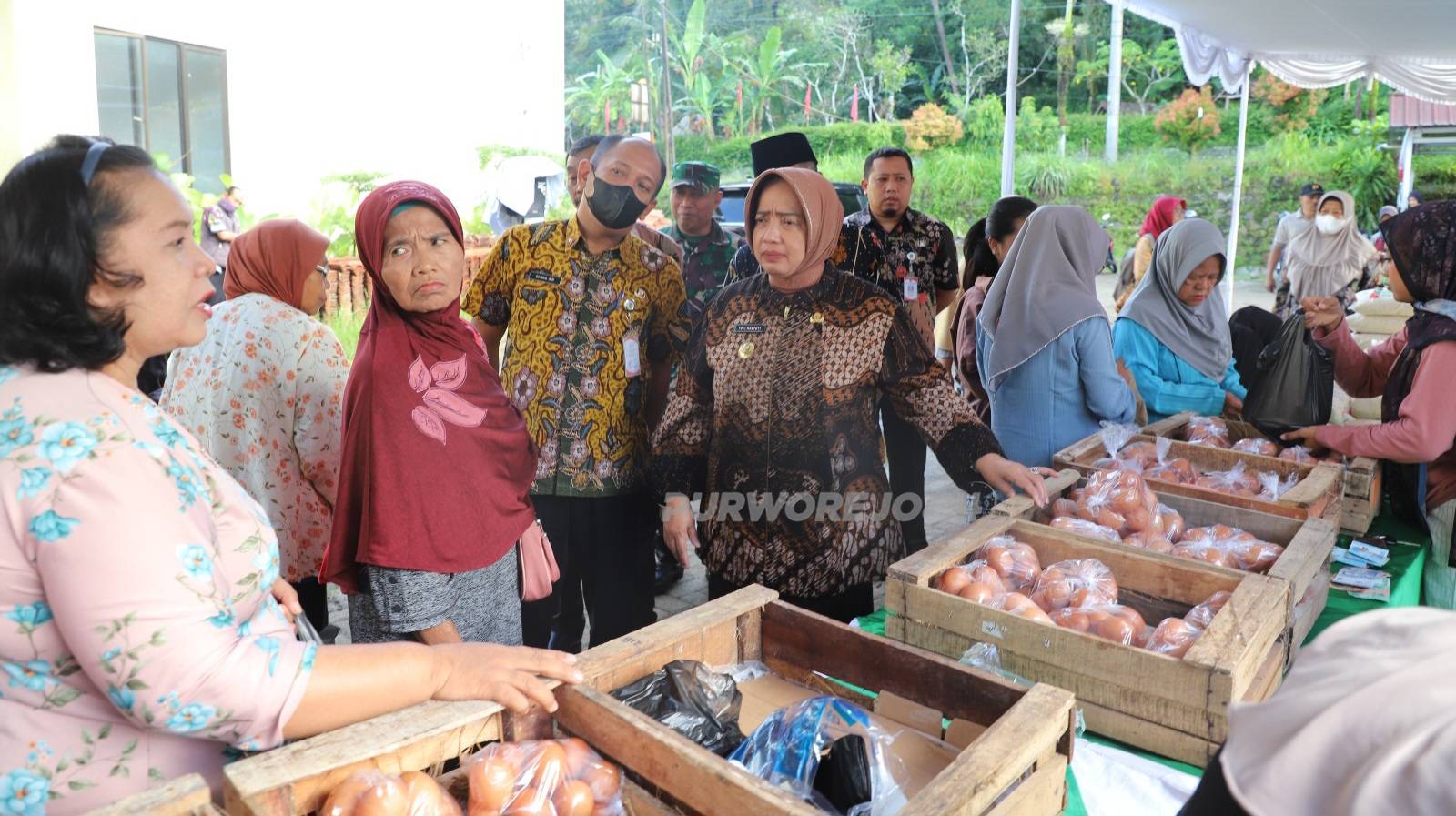 Bupati saat mengunjungi kegiatan pasar murah