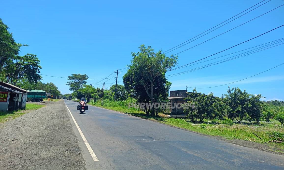 Lubang jalan Dendels yang sudah selesai di tambal
