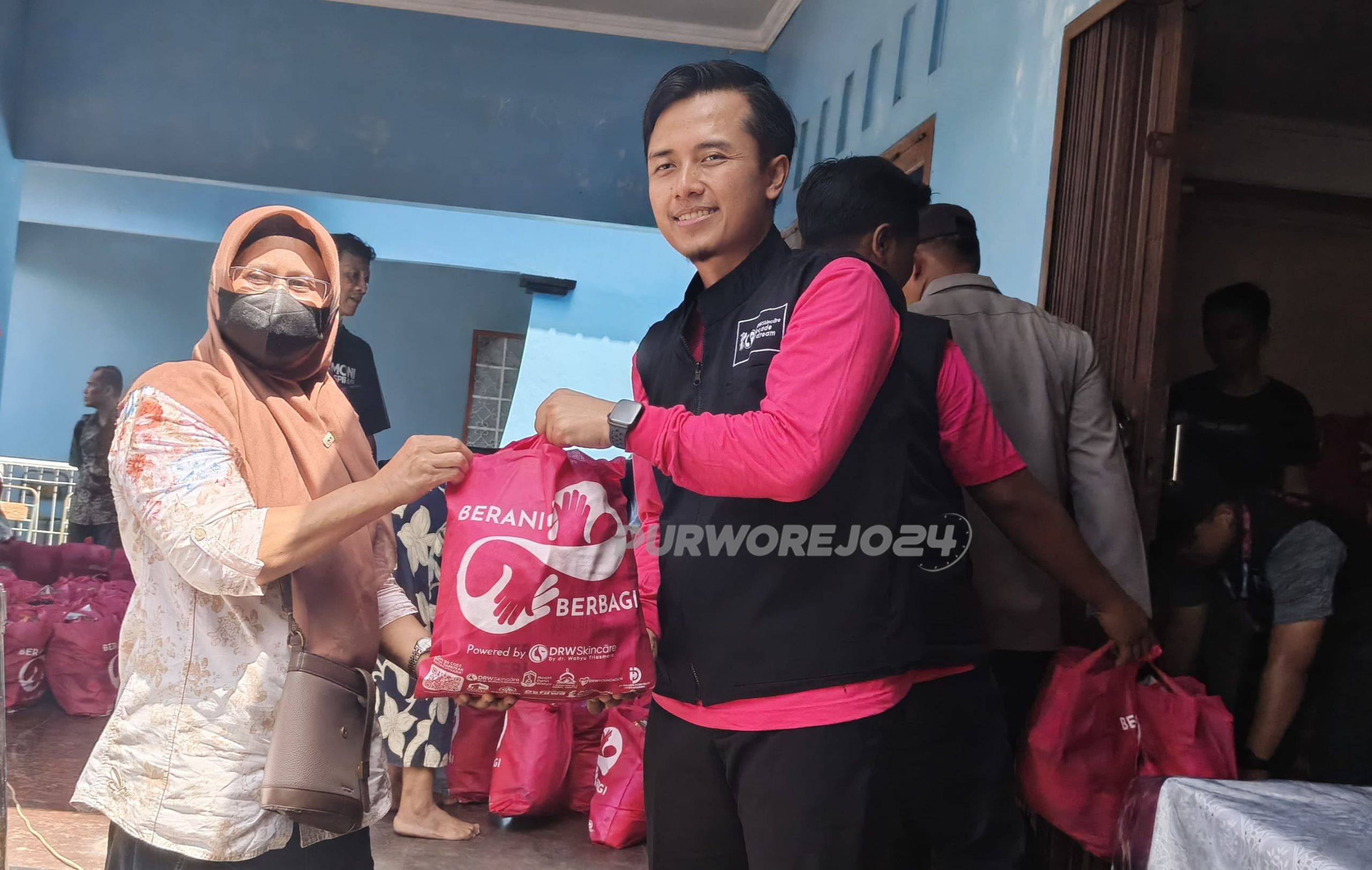 dr Wahyu Triasmara saat menyerahkan paket sembako kepada warga