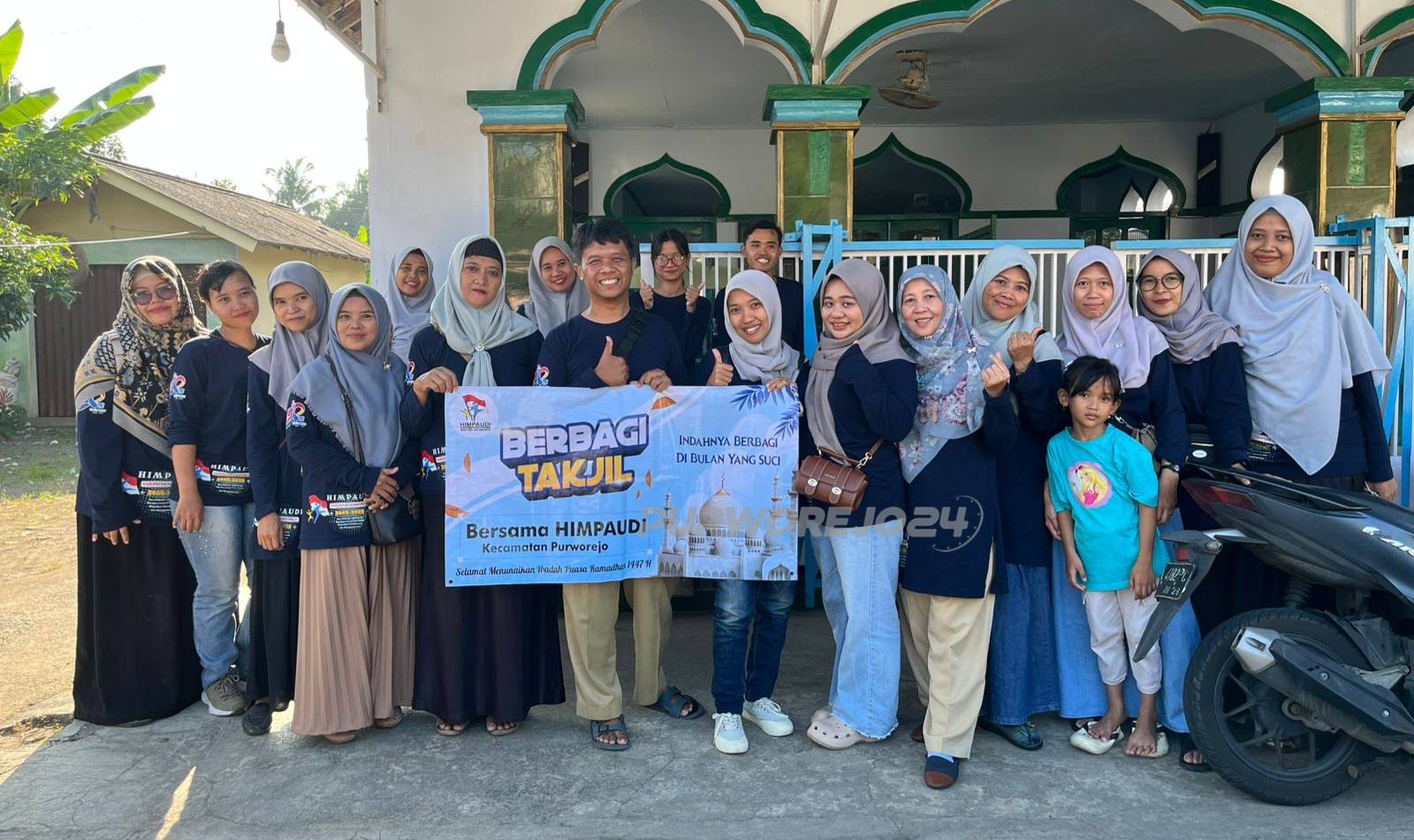 Foto bersama usai berbagi takjil