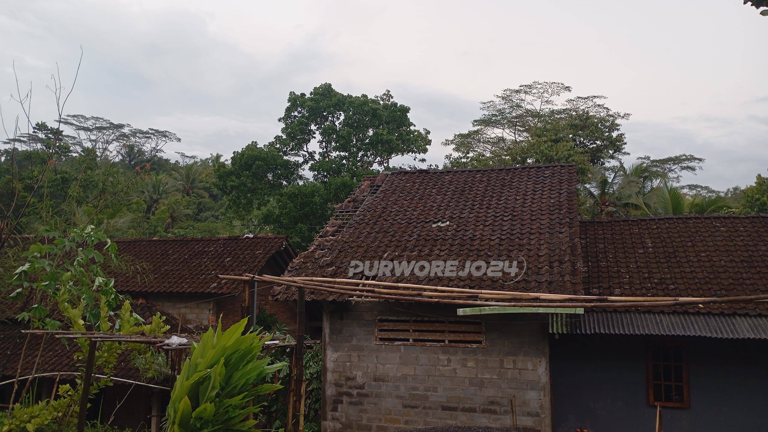 Rumah warga tampak rusak akibat angin kencang disertai hujan deras