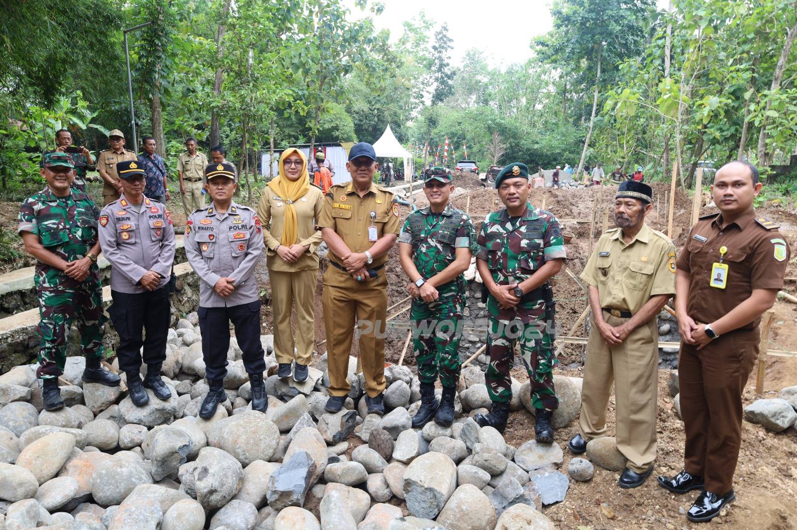 Foto bersama dalam peletakan batu pertama pembangunan jembatan gantung