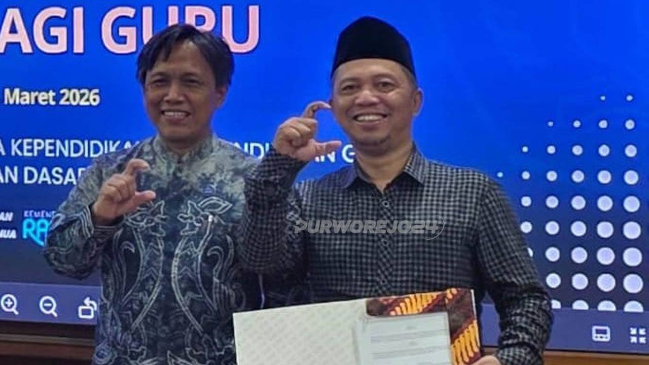 Rektor-UMNU-Kebumen-usai-menandatangani-Perjanjian-Kerja-Sama-Program-Pemenuhan-Kualifikasi-Akademik-S1-D4-Guru-bersama-Kementerian-Pendidikan-Dasar-dan-Menengah.