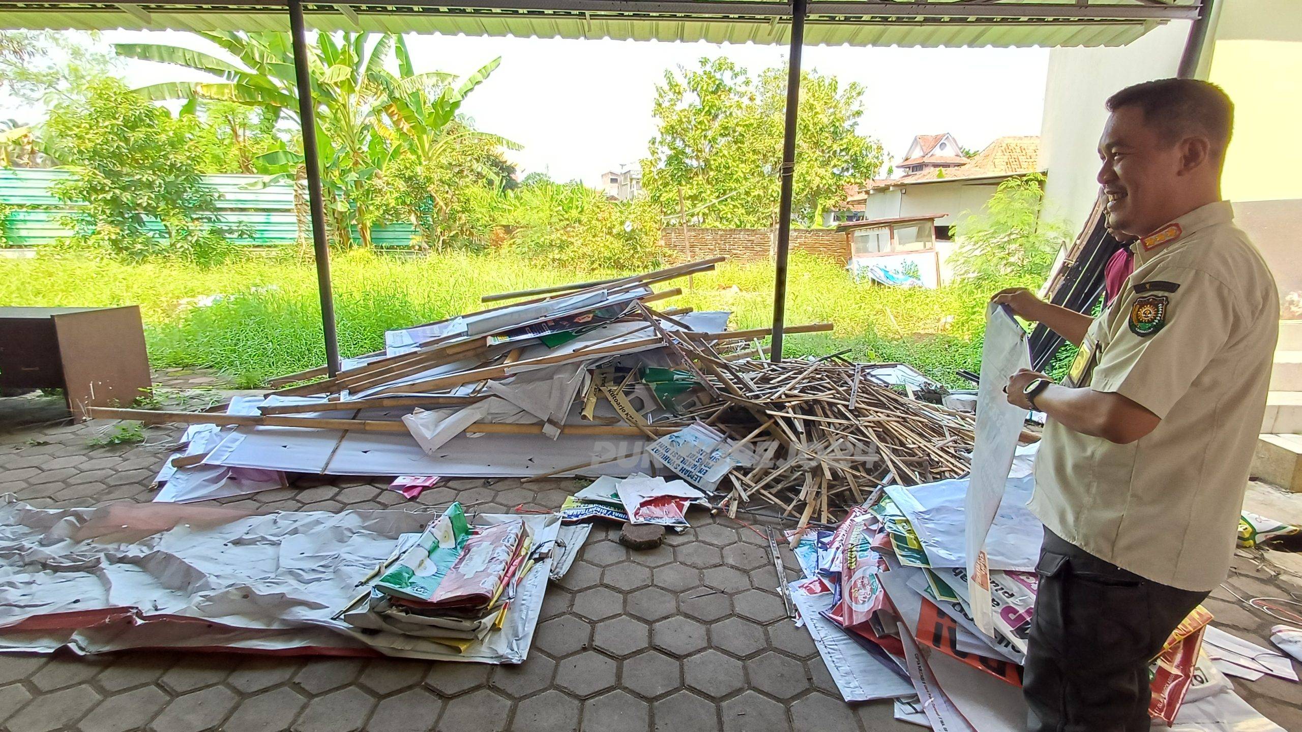Reklame yang ditertibkan oleh Satpol PP dan Damkar Purworejo
