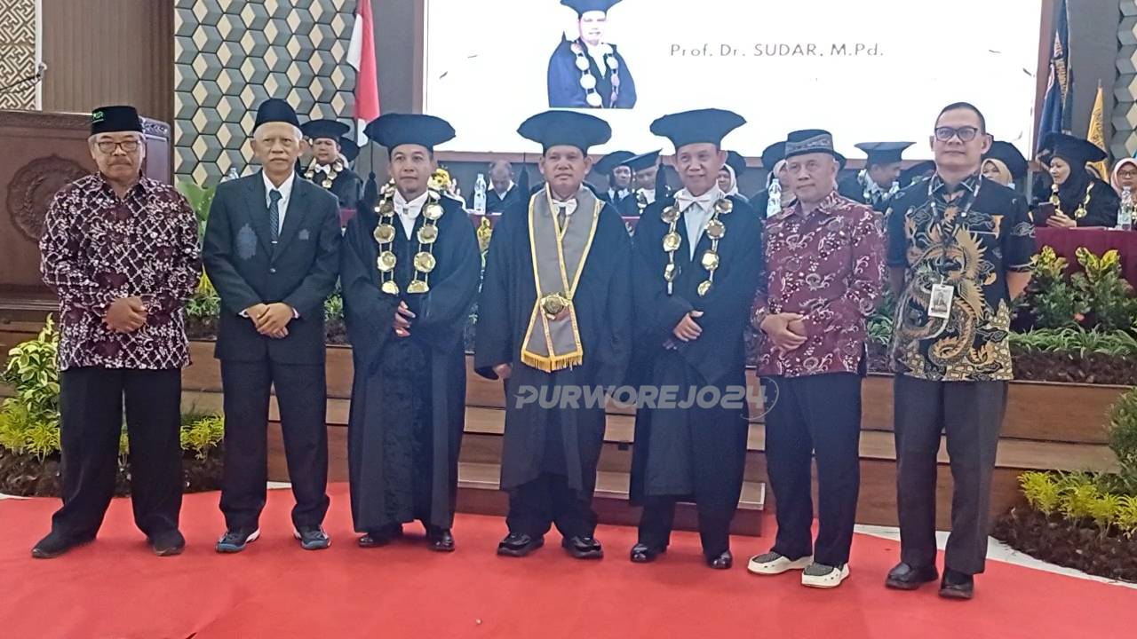Foto bersams usai pengukuhan guru besar