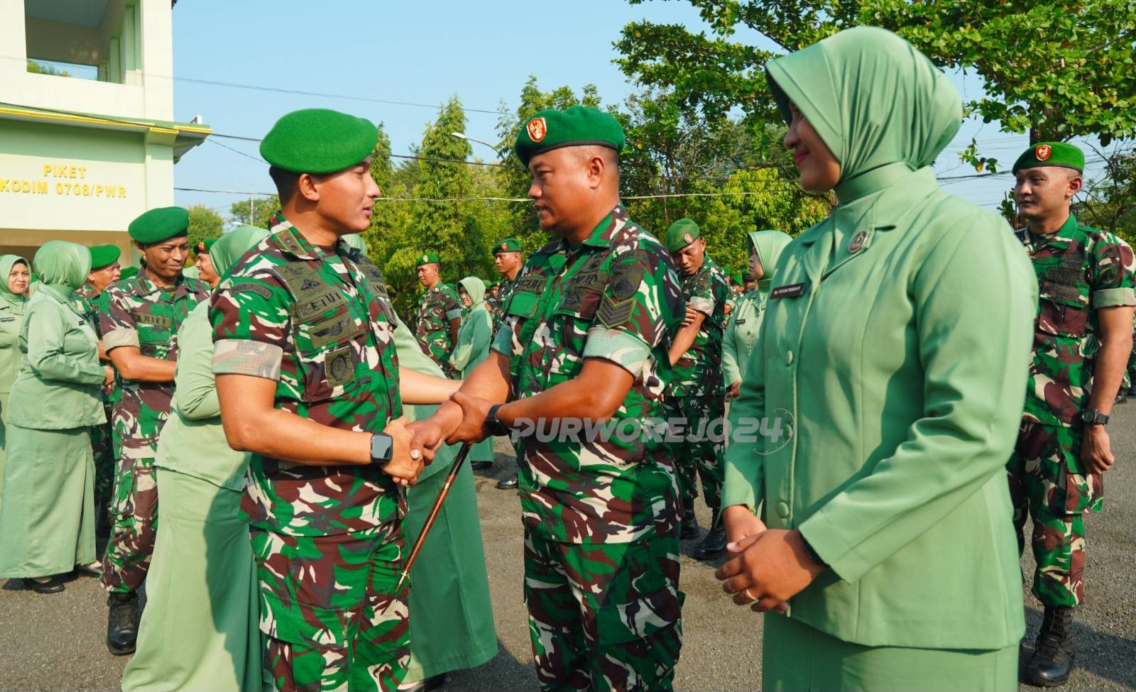 Pemberian selamat kepada prajurit yang naik pangkat