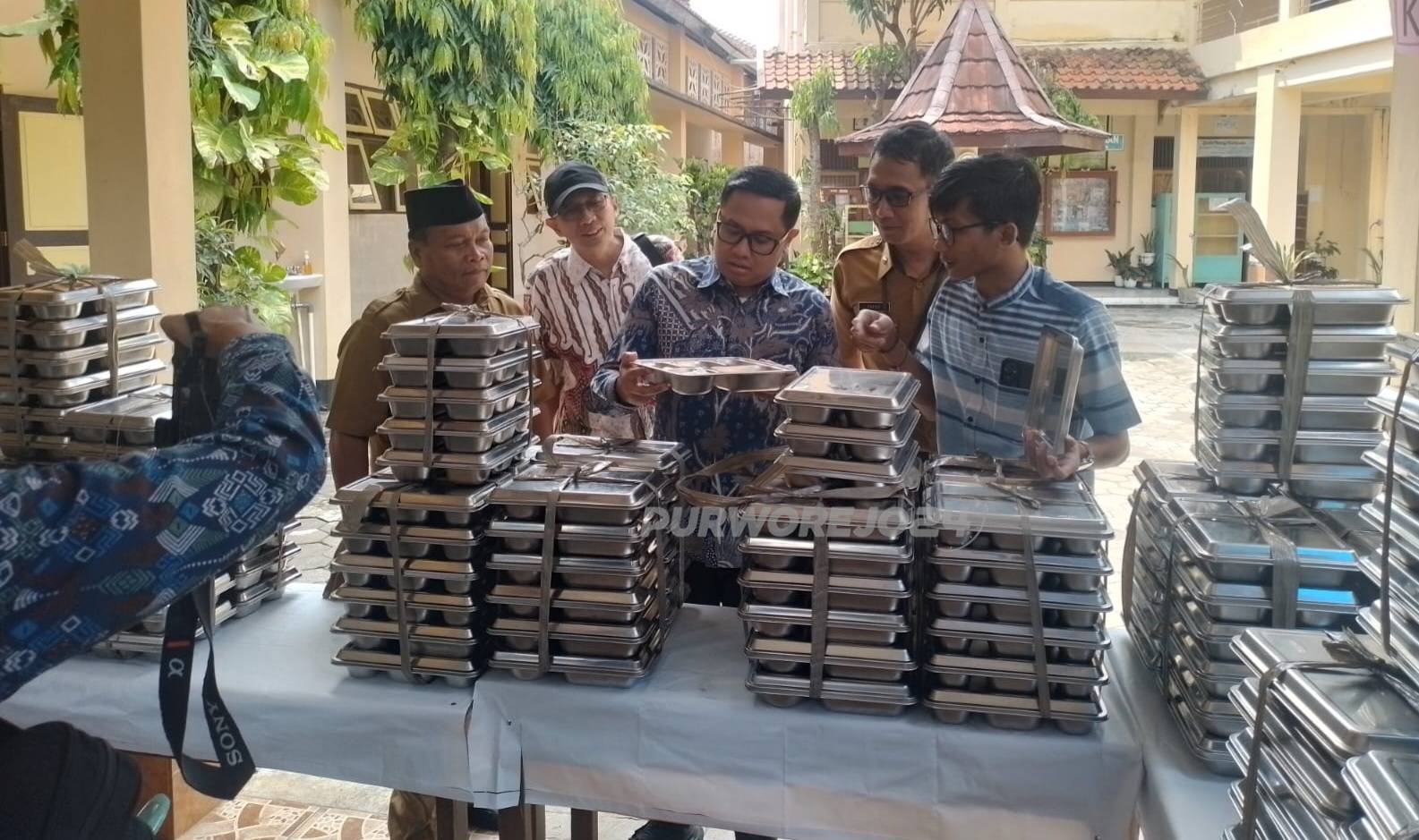 Mas Bram saat mengunjungi SMP Negeri 4 Purworejo dan melihat program MBG disana