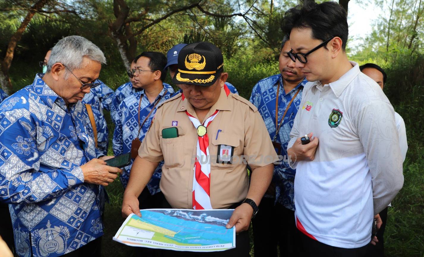 Saat kunjungan lokasi tawaran alternatif pembangunan kampus UNY