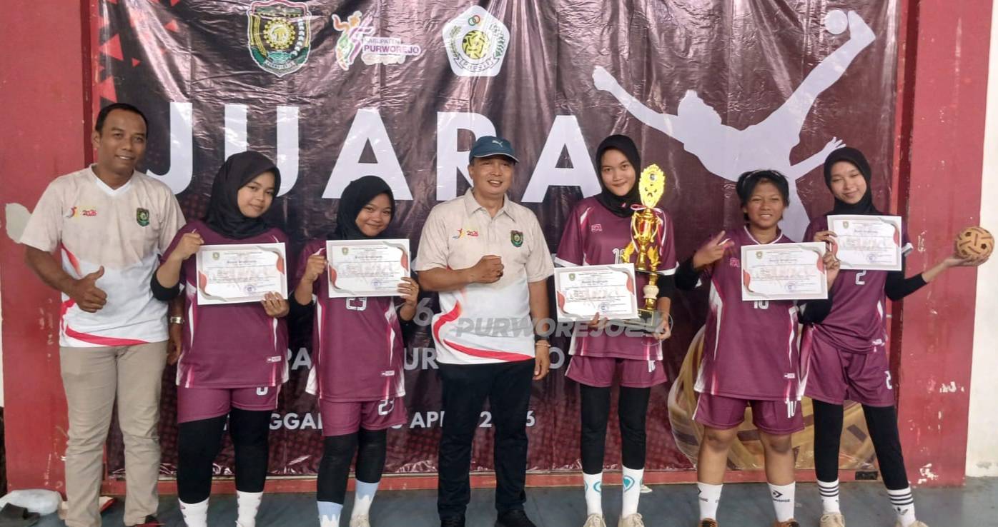 Foto bersama pemenang olah raga Sepak Takraw Popda Purworejo 2026 untuk kategori SMP