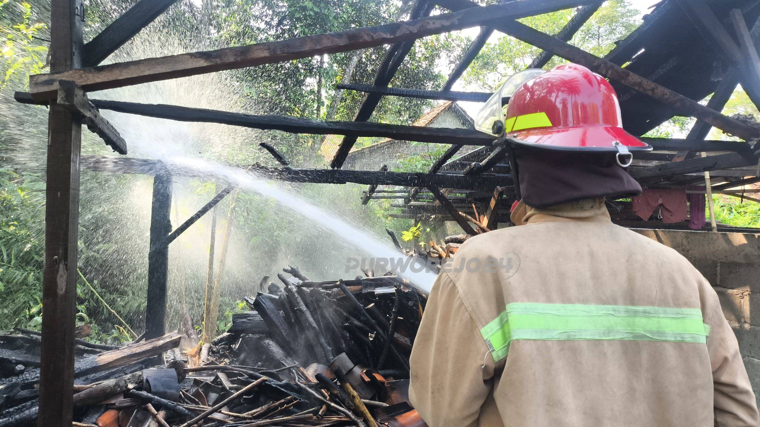 Petugas saat melakukan pemadaman