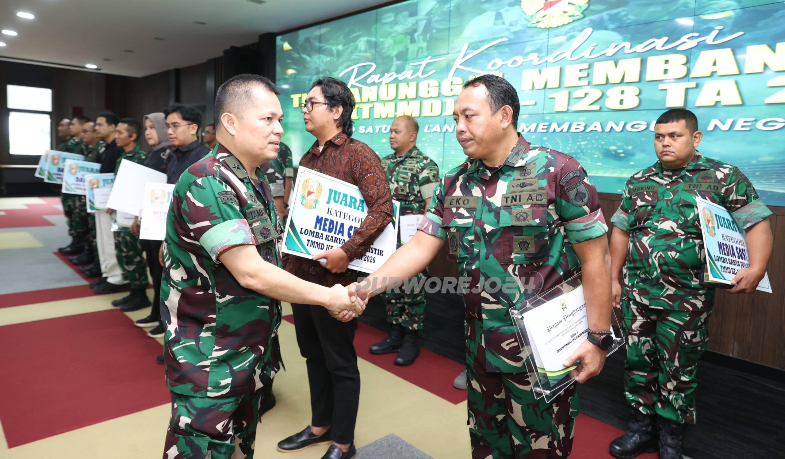 Saat penyerahan penghargaan