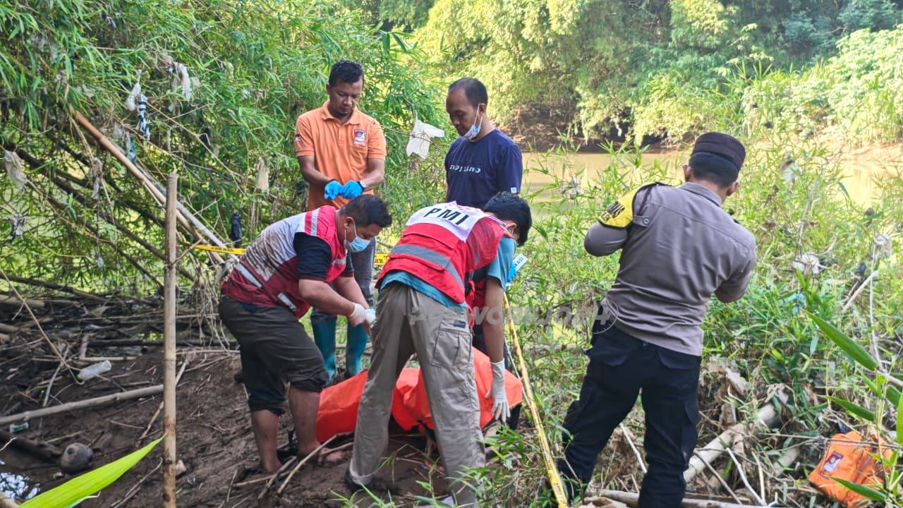 Saat evakuasi potongan jenazah