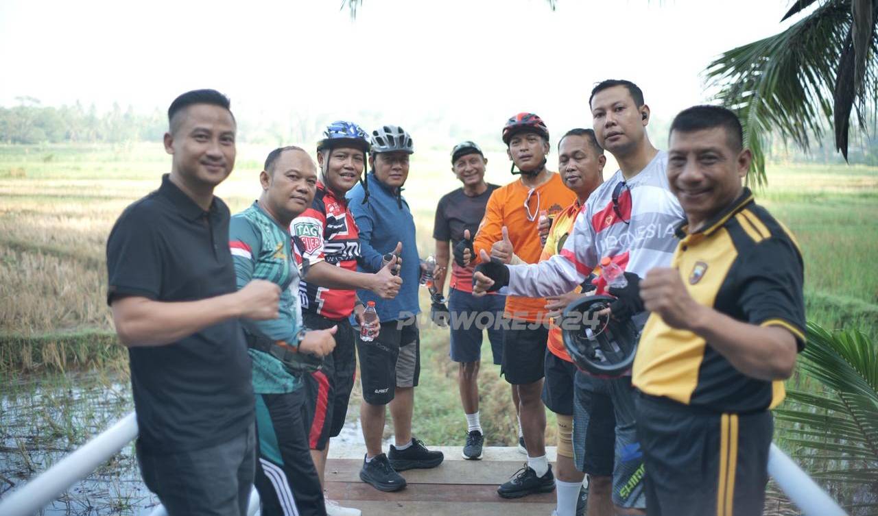 Foto bersama diatas jembatan