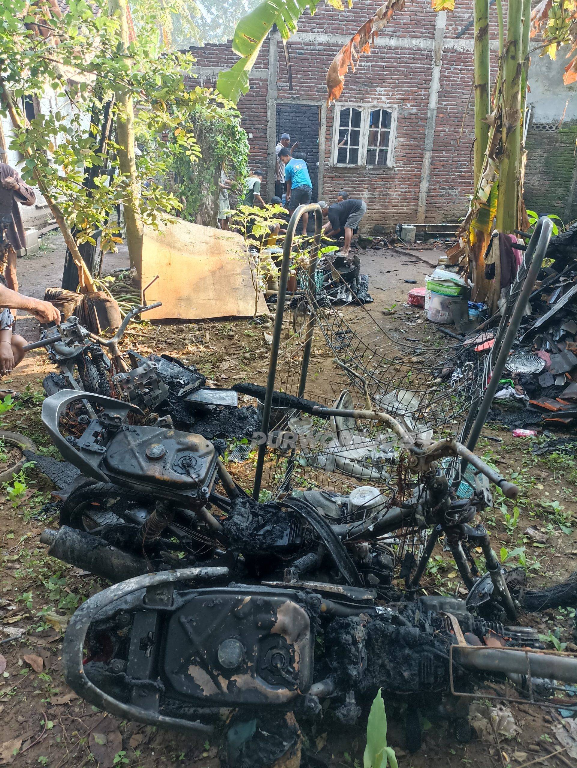 Bangkai motor yang terbakar