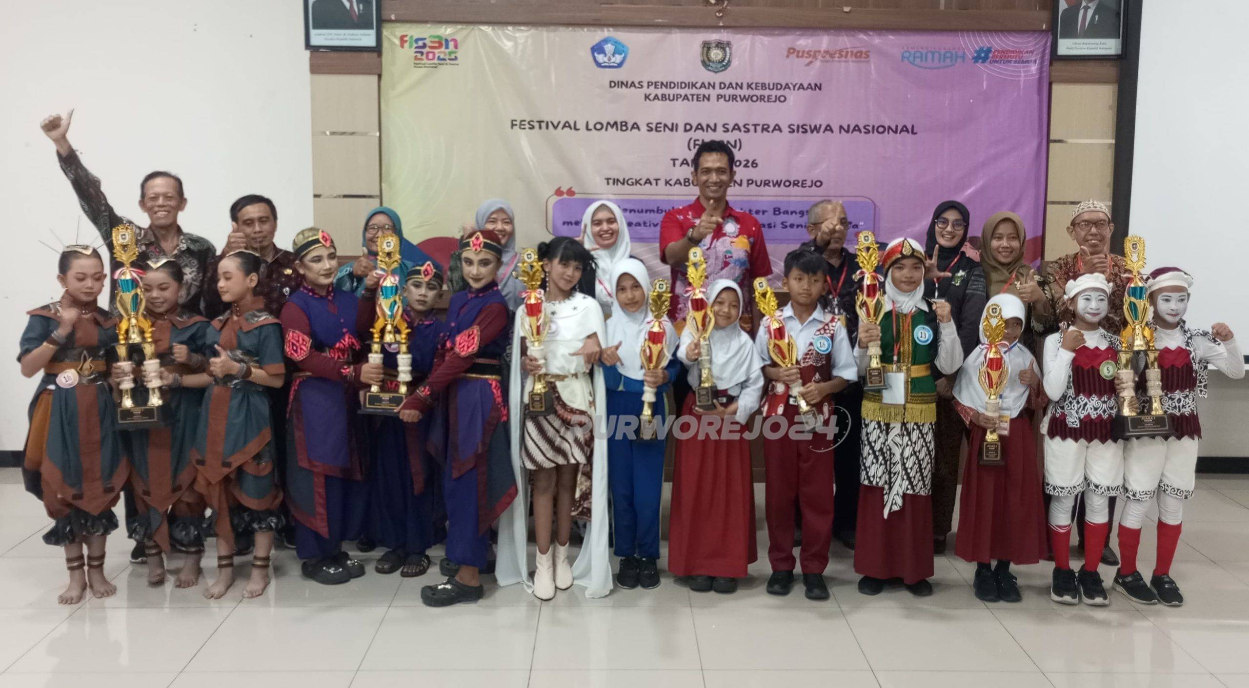 Saat penyerahan hadiah kepada pemenang lomba