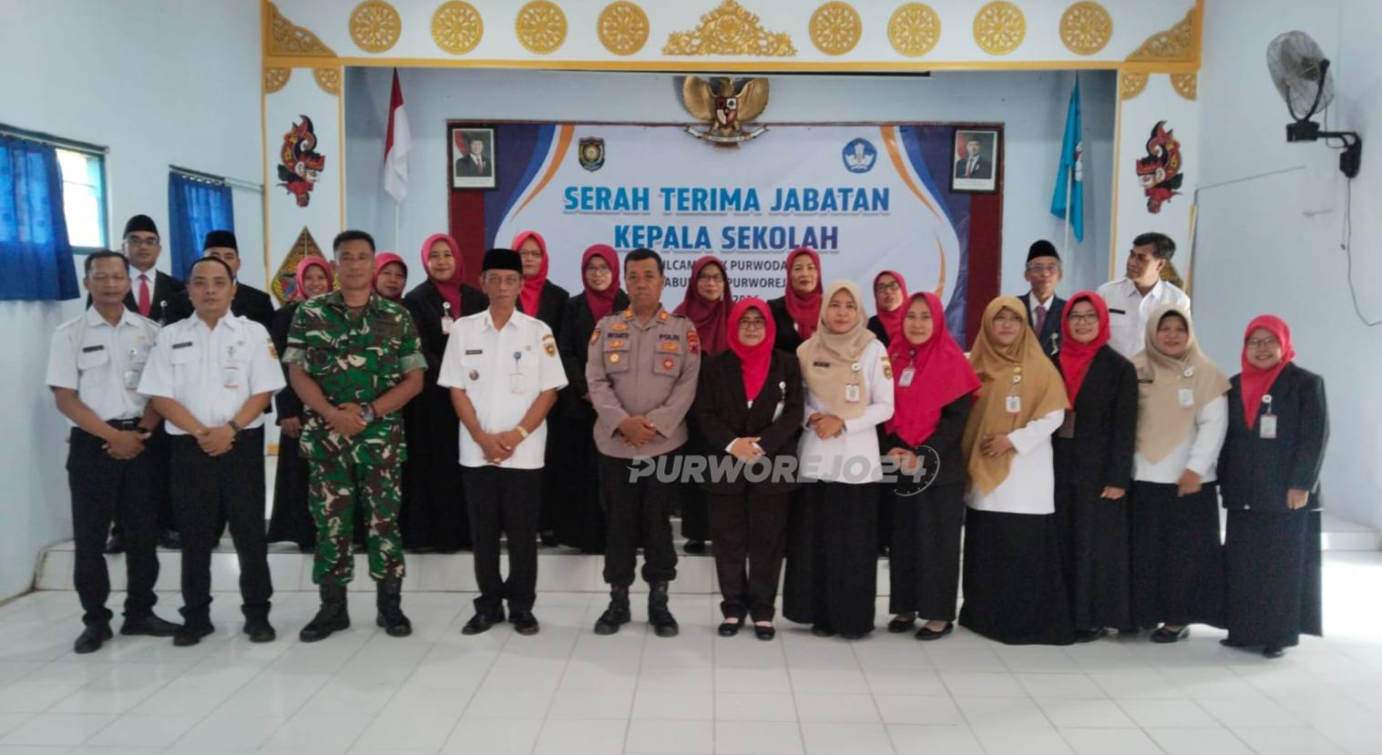 Foto bersama usai sertijab kepala sekolah