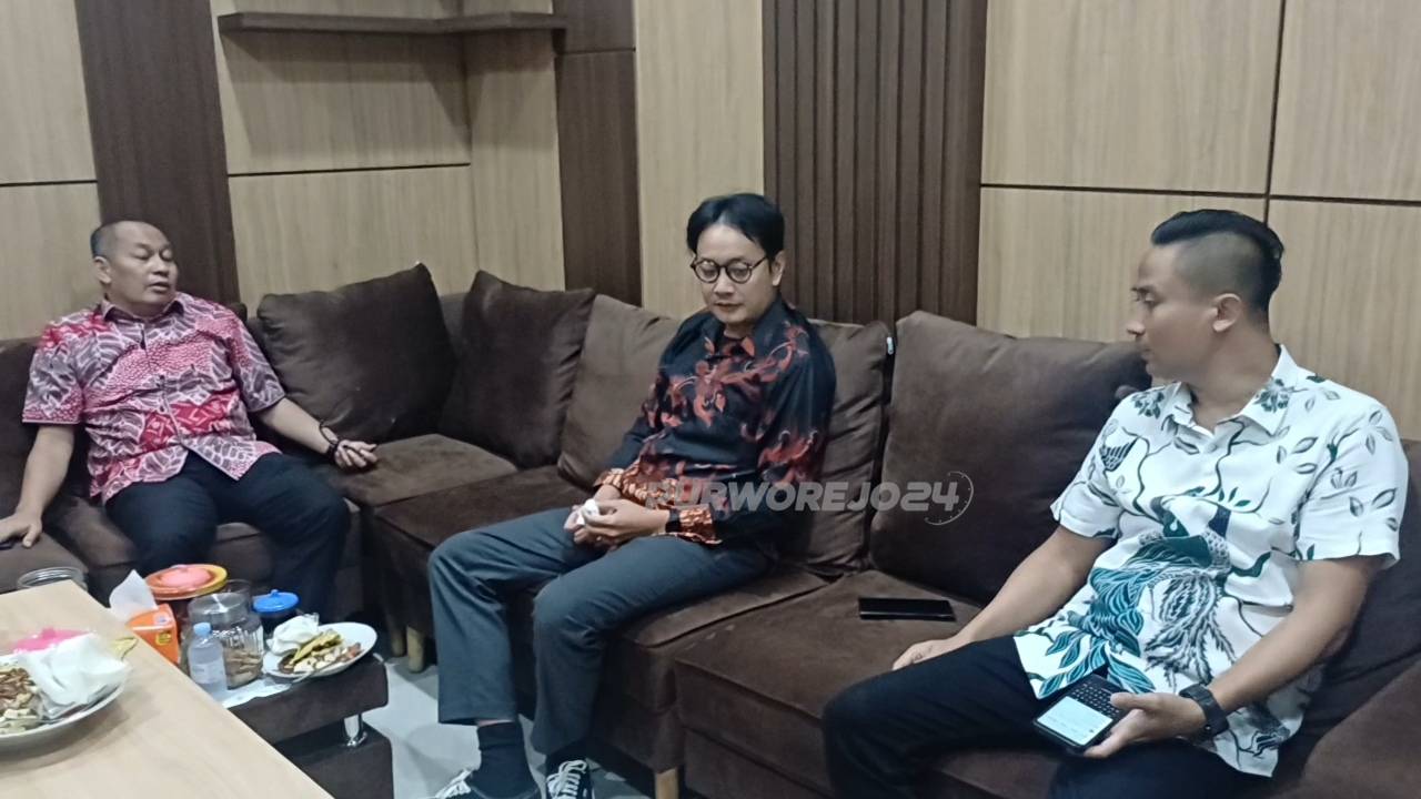 Wabup Dion Agasi Setyabudi saat bertemu dengan Anggota DPR RI Fraksi PDI Perjuangan, Sofwan Dedy Ardyanto, disela reses yang dilaksanakan di Desa Kebon Gunung, pada Jumat (1/5/2026)