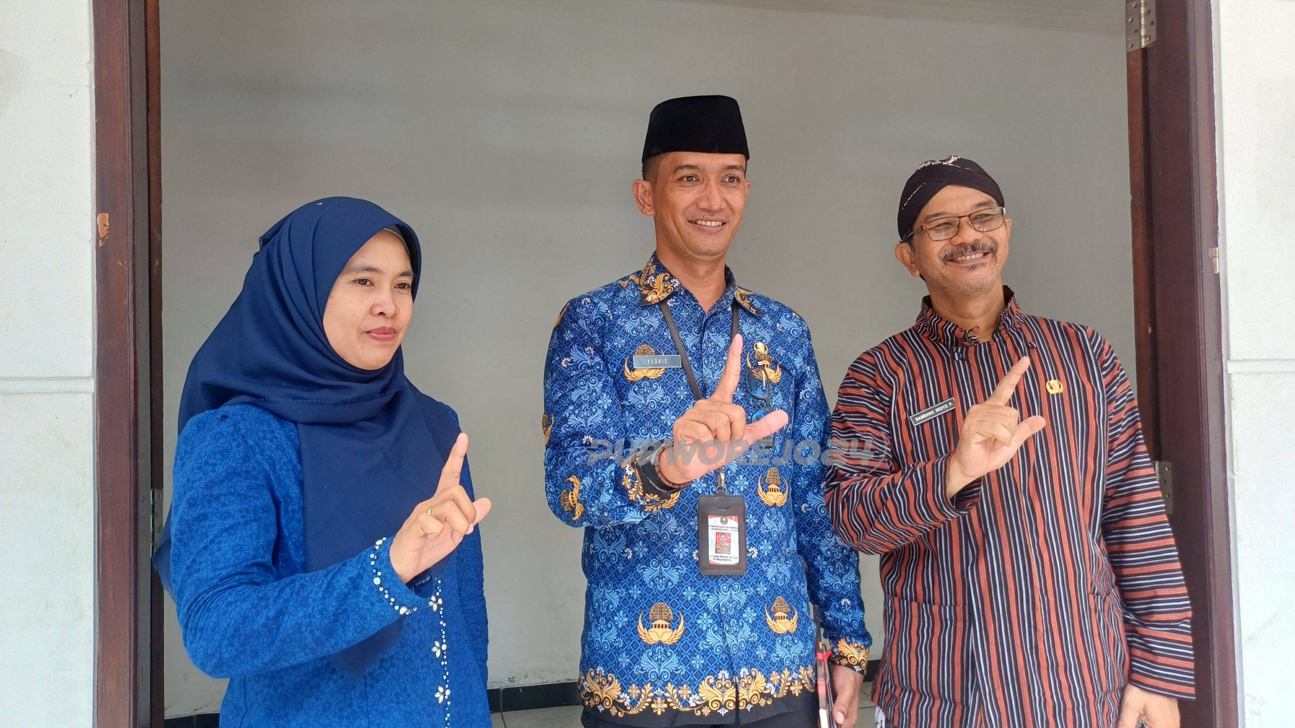 Kepala Dinas Pendidikan dan Kebudayaan (Dindikbud) Kabupaten Purworejo, Yudhie Agung Prihatno, foto bersama Korwilcambidik Banyuurip