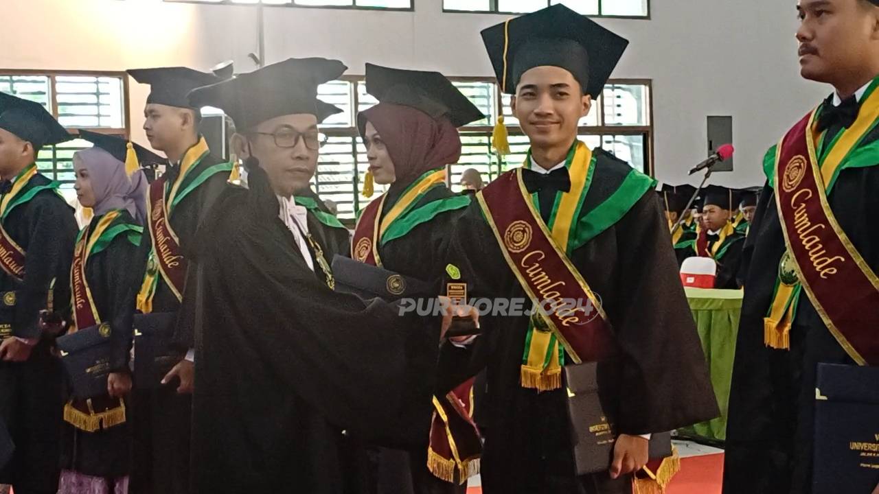 Rektor saat mewisuda salah satu wisudawan terbaik