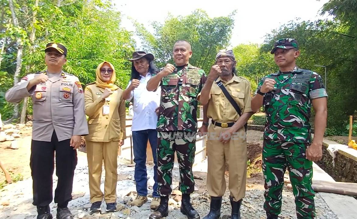 Foto bersama dalam kunjungan kerja Asisten Teritorial Kepala Staf Angkatan Darat (Aster Kasad) Mayjen TNI Rachmad Zulkarnaen di lokasi pembangunan Jembatan Garuda Merah Putih di Desa Boto Daleman, pada Senin (12/5/2026)