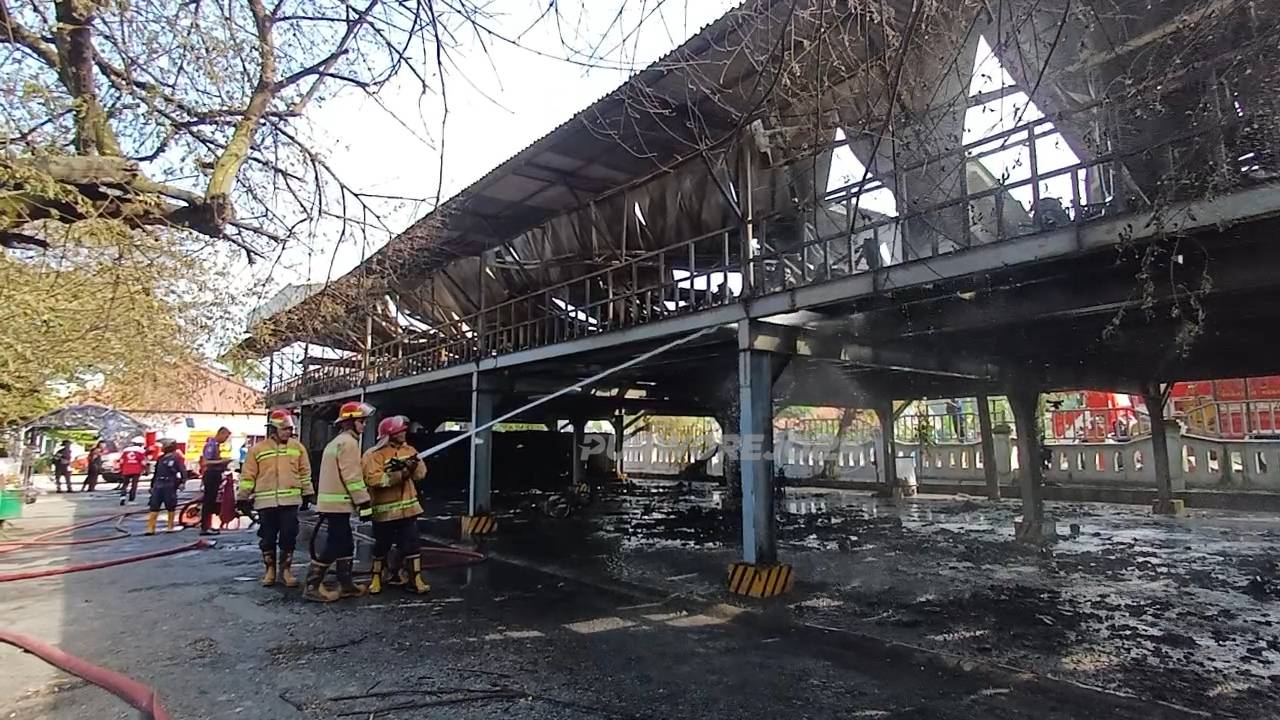 Petugas saat melakukan pemadaman