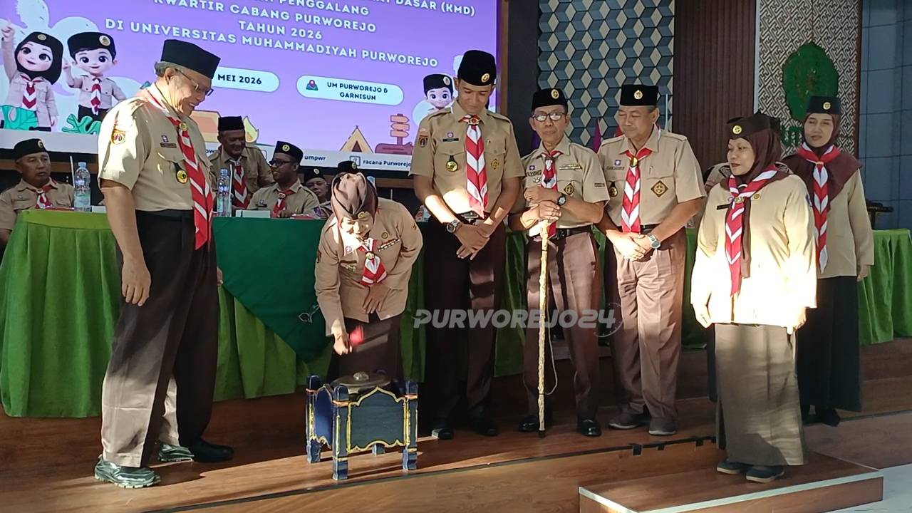 Pemukulan bonang tandai pembukaan Kursus Pembina Pramuka Mahir Tingkat Dasar (KMD) Golongan Penggalang Kwartir Cabang (Kwarcab) Purworejo Tahun 2026 yang digelar di Universitas Muhammadiyah Purworejo (UMPWR), Kamis (14/5/2026).