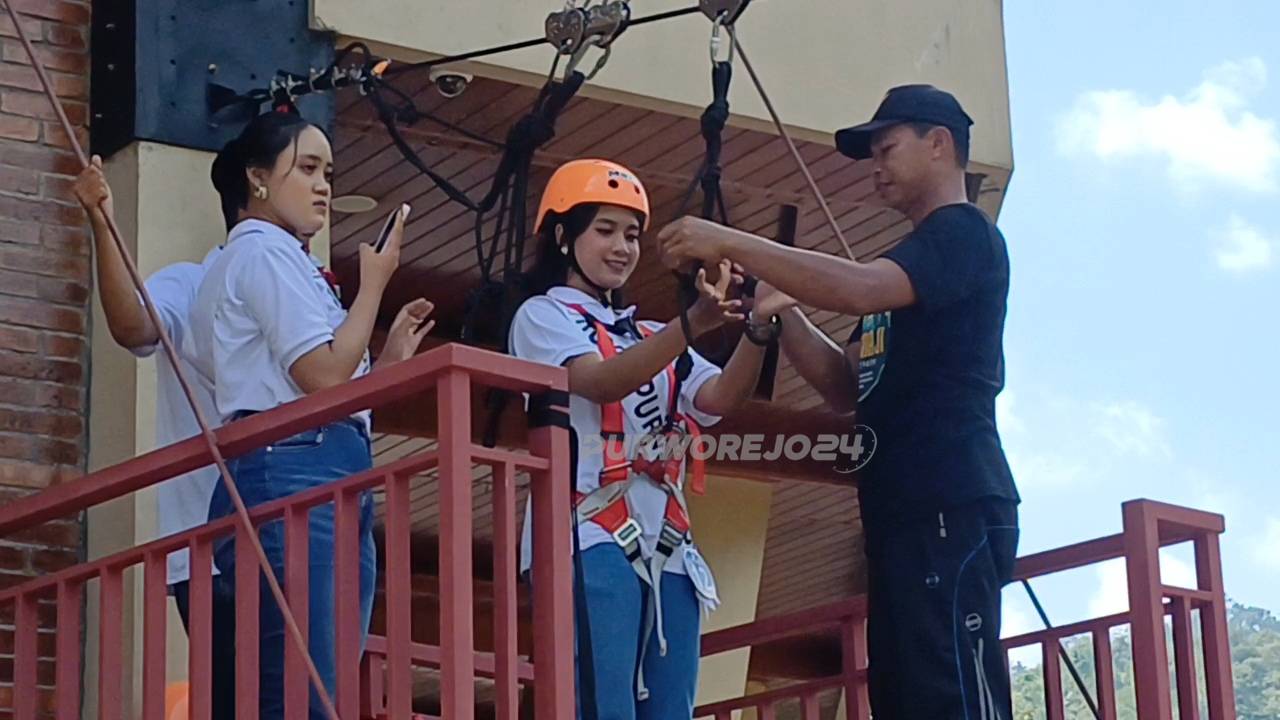 Bagus Roro menikmati flying fox