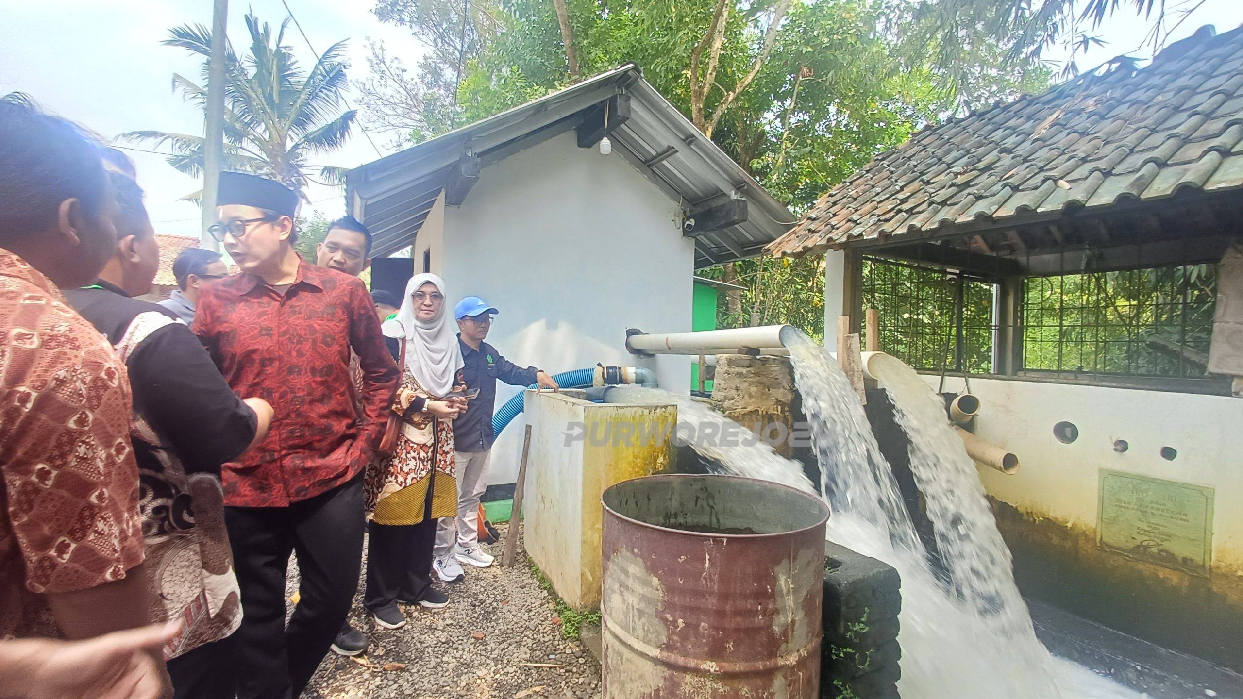 Pompa air dengan tenaga surya di Desa Krandegan