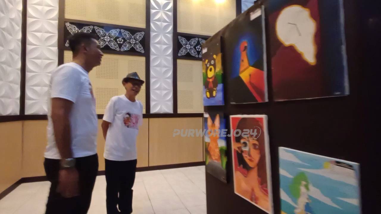 Kepala Dindikbud Kabupaten Purworejo, Yudhie Agung Prihatno, S.STP., M.M., bersama Ketua panitia kegiatan, Bramantyo Astadi, saat melihat lukisan yang dipamerkan