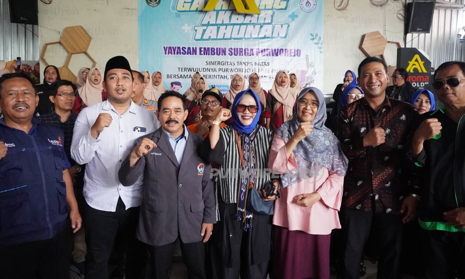 Foto bersama usai Peresmian rumah singgah di Yogyakarta oleh Yayasan Embun Surga Purworejo bersama Pemerintah Kabupaten Purworejo, disela acara gathering bertema “Sinergitas Tanpa Batas Menuju Purworejo Guyub Rukun Pemerintah, Relawan dan Komunitas” di Sulthan Cafe, Sabtu (2/5/2026).