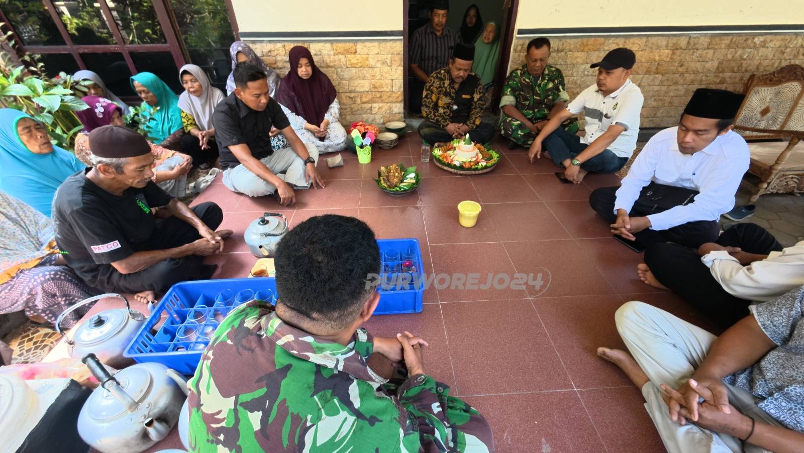Warga menggelar syukuran