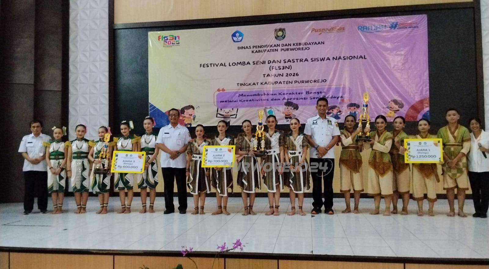 Foto bersama usai penyerahan hadiah lomba kepada para juara