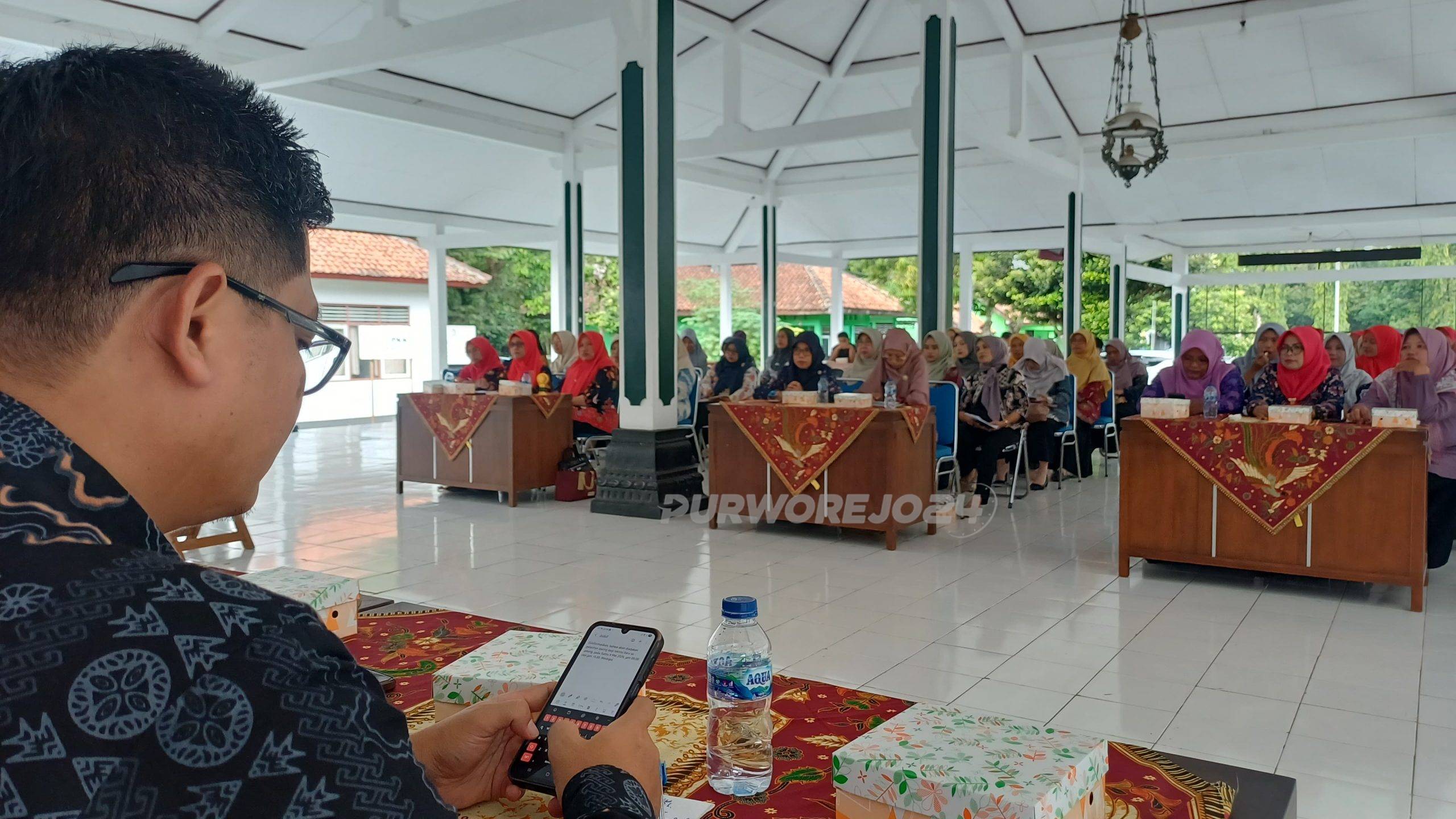 Ketua KPU Purworejo, Jarot Sarwosambodo, saat memberikan paparan di acara Pendidikan Politik bagi Perempuan di Kecamatan Purworejo