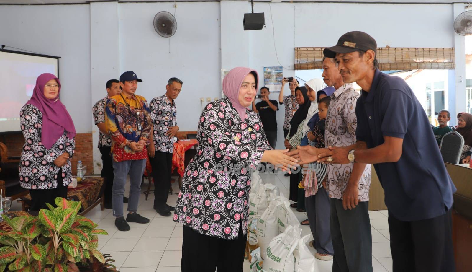 Pemberian bantuan pangan kepada warga