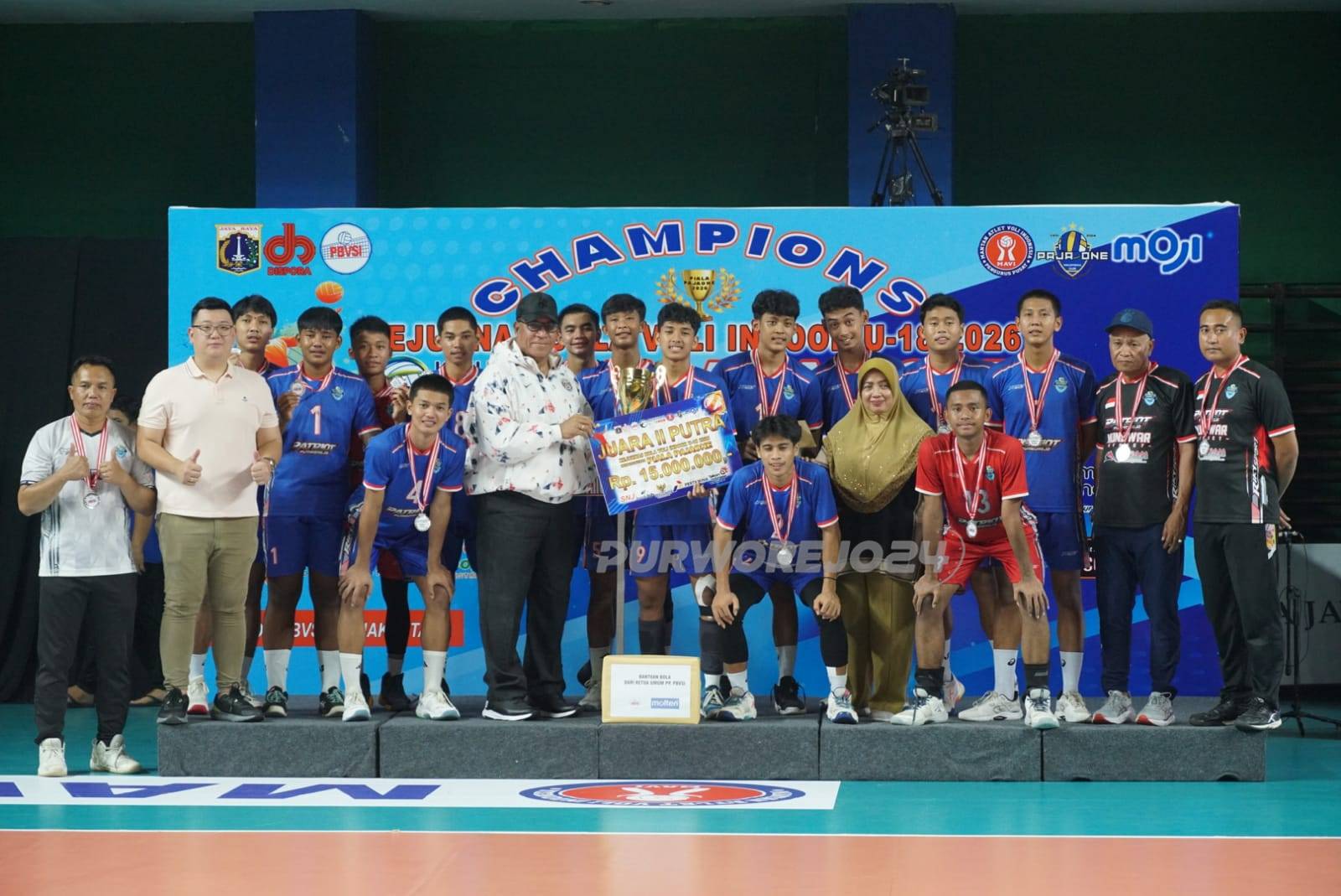 Foto bersama usai penyerahan hadiah